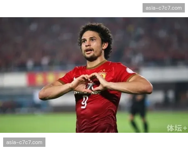 特写：他是队内的定位球第一主罚手，却在训练后加练上百次传中